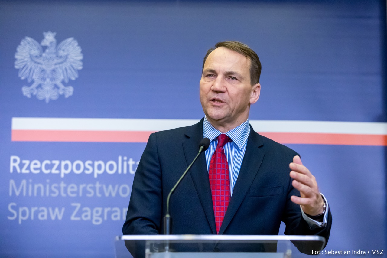 Sikorski: Russia is positioning itself to look stronger than it is