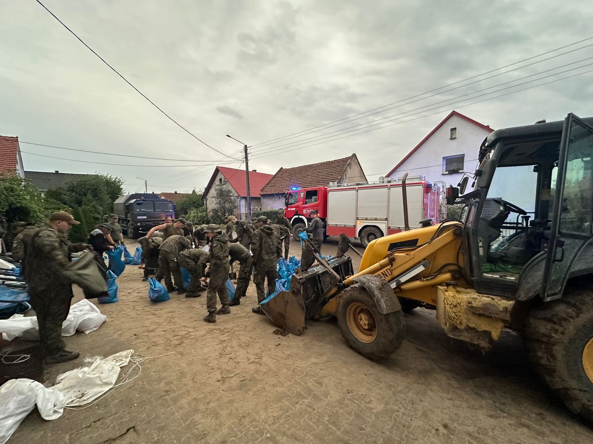 STAN GRY: Dziubka: Premier dał do zrozumienia, iż krytycznym dniem walki z powodzią może być środa, Kondzińska: Obóz Pinokia wybrał inną drogę niż PiS