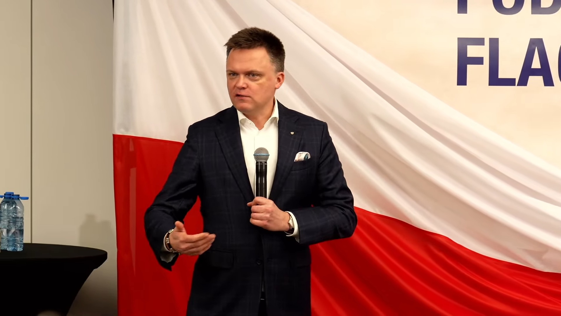 „Mam nadzieję, że Polacy powiedzą „nie” duopolowi”. Hołownia rejestruje komitet