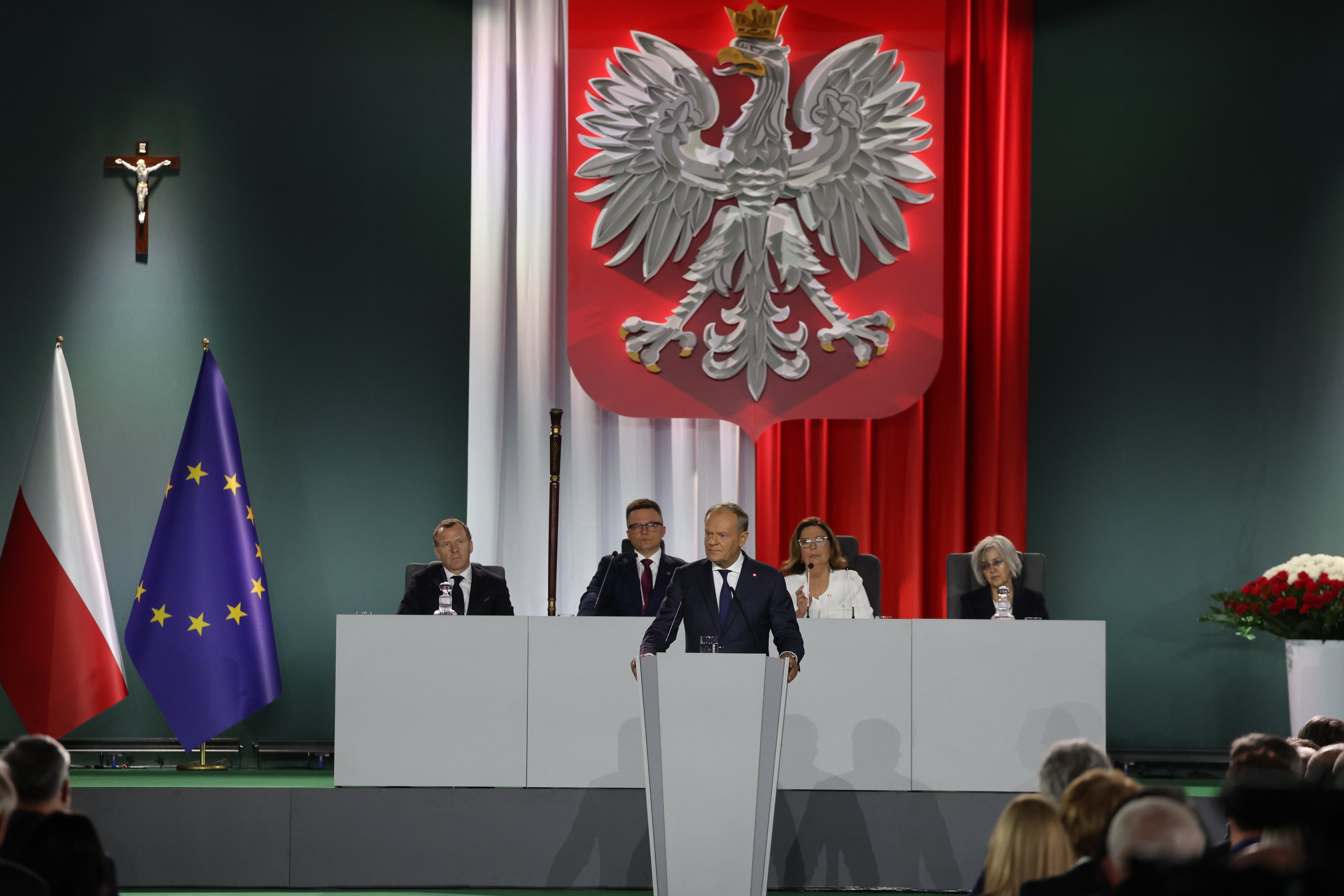 Tusk: Pod biało-czerwoną flagą musi być miejsce dla każdej Polki i każdego Polaka