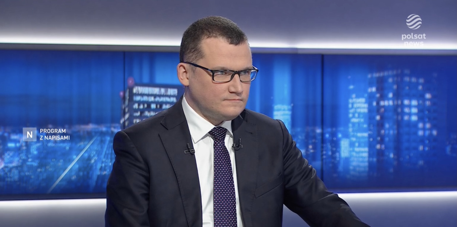 „Zostawili flagę USA, też jest to źle odbierane?”. Szefernaker porównuje sytuację z Nawrockim na debacie do lądowania na Księżycu