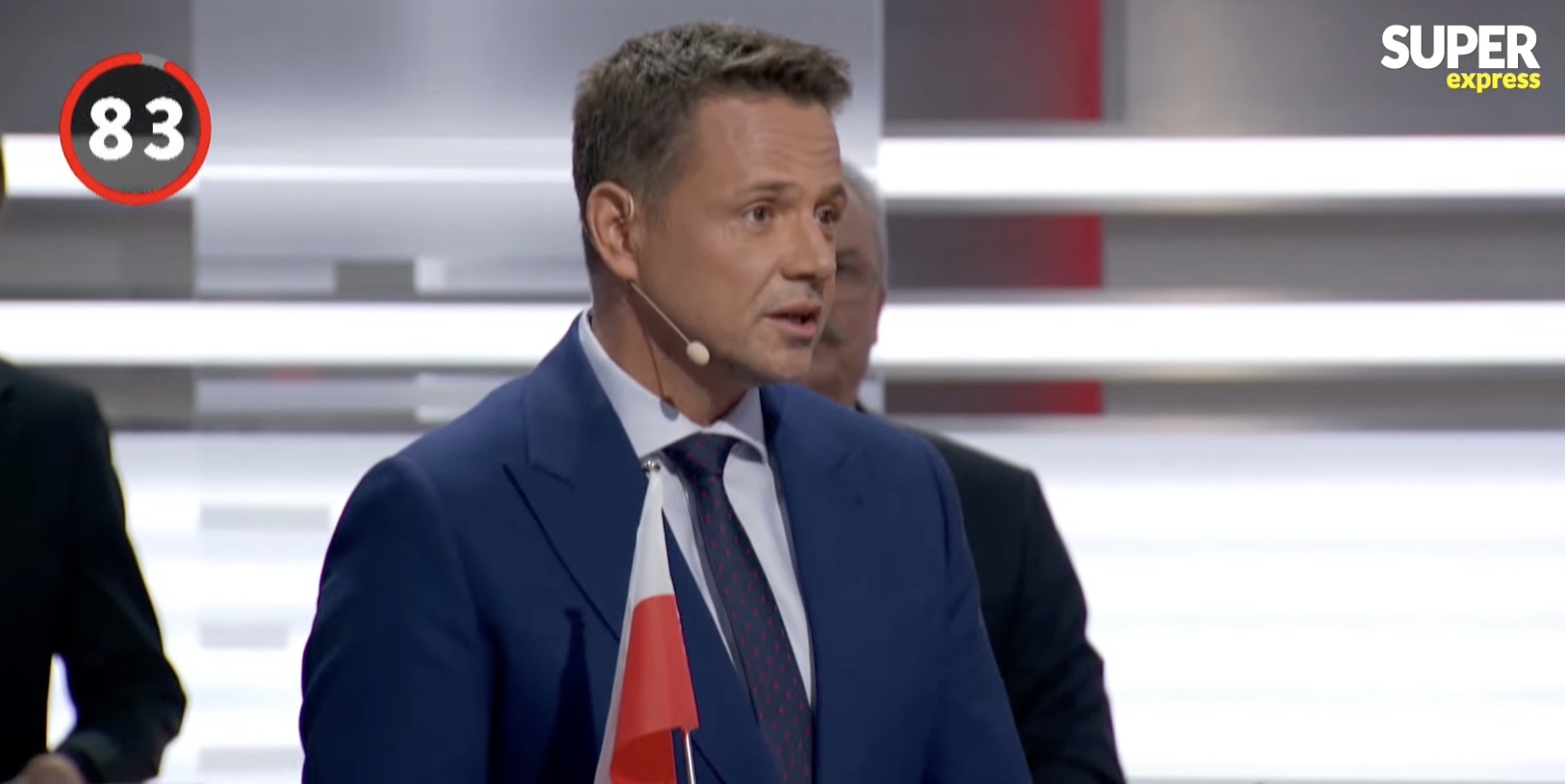 «Флаг просто так не бросают». Тшасковский на дебатах «Суперэкспресс» с польским флагом