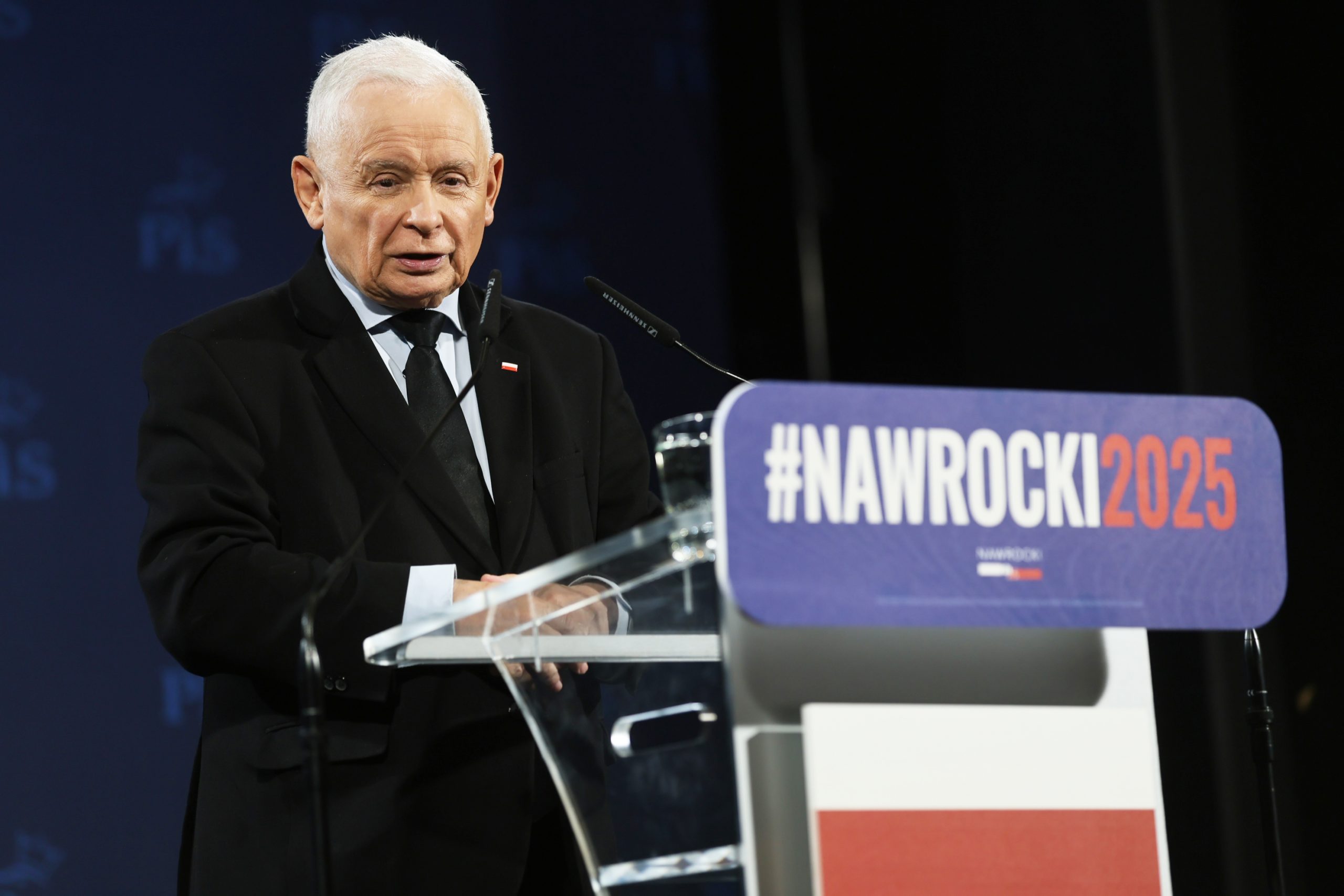 „Kłamie tak, że słońcu wstyd świecić, łga w żywe oczy”. Kaczyński o Trzaskowskim i „murze kłamstwa”